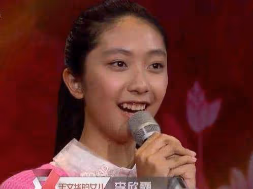 55歲於文華全家照,25歲女兒如花似玉,二婚丈夫也超級帥氣!