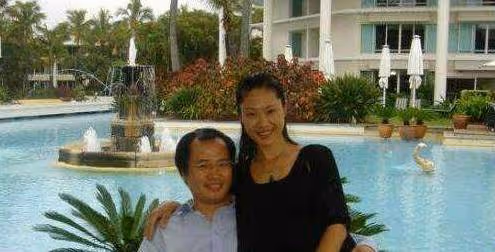 55歲於文華全家照,25歲女兒如花似玉,二婚丈夫也超級帥氣!