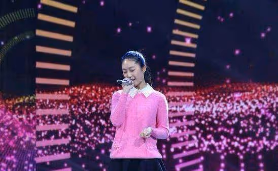55歲於文華全家照,25歲女兒如花似玉,二婚丈夫也超級帥氣!