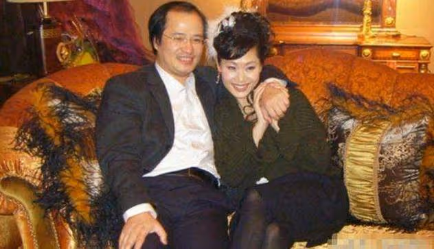 55歲於文華全家照,25歲女兒如花似玉,二婚丈夫也超級帥氣!