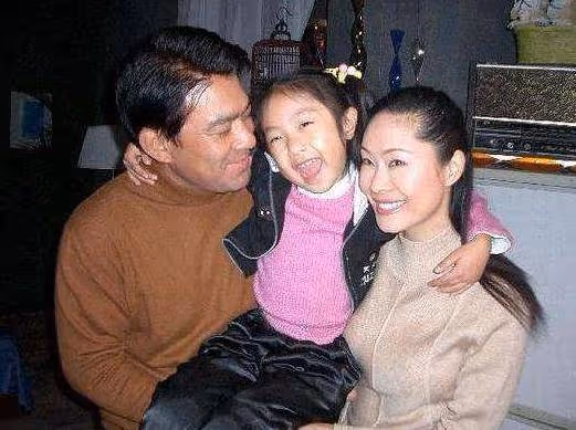 55歲於文華全家照,25歲女兒如花似玉,二婚丈夫也超級帥氣!