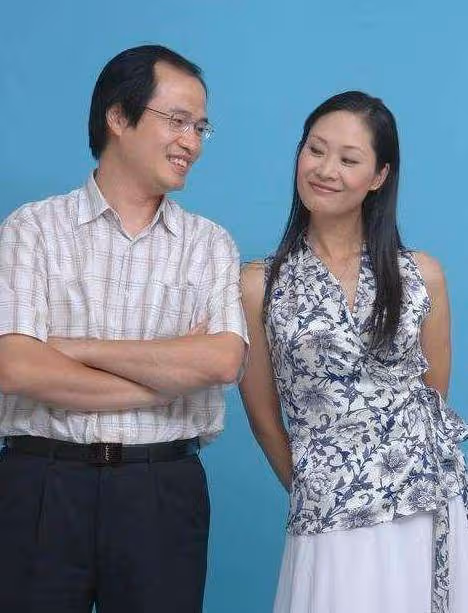 55歲於文華全家照，25歲女兒如花似玉，二婚丈夫也超級帥氣！