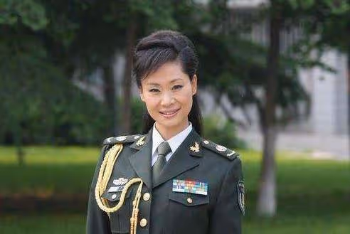 55歲於文華全家照，25歲女兒如花似玉，二婚丈夫也超級帥氣！