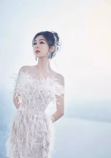 楊紫亮片流光羽毛抹胸裙 與遠方的美景交相輝映 一場絕美的視覺盛宴