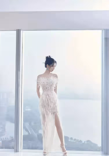 楊紫亮片流光羽毛抹胸裙 與遠方的美景交相輝映 一場絕美的視覺盛宴