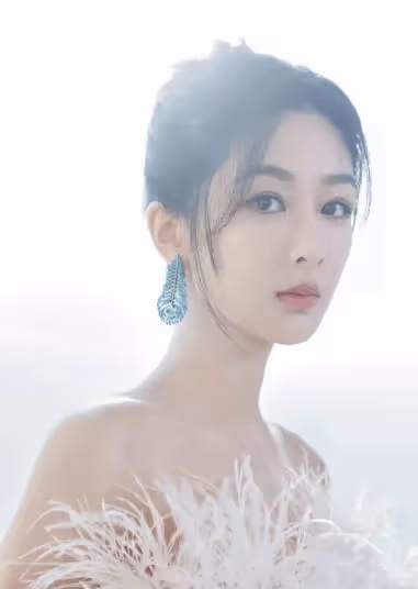 楊紫亮片流光羽毛抹胸裙 與遠方的美景交相輝映 一場絕美的視覺盛宴