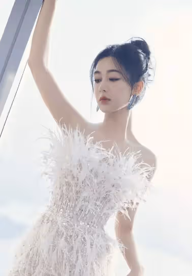 楊紫亮片流光羽毛抹胸裙 與遠方的美景交相輝映 一場絕美的視覺盛宴
