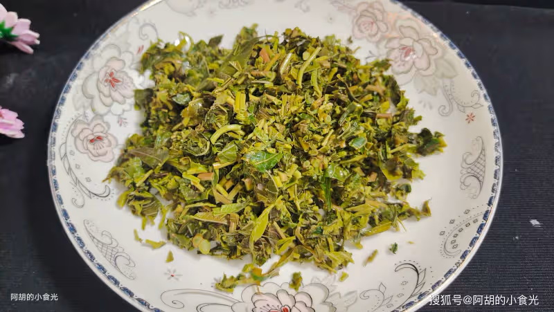 穀雨前快吃它,口口鮮嫩賽神仙!三種食材一拌,清香好營養,輕鬆下了三碗飯
