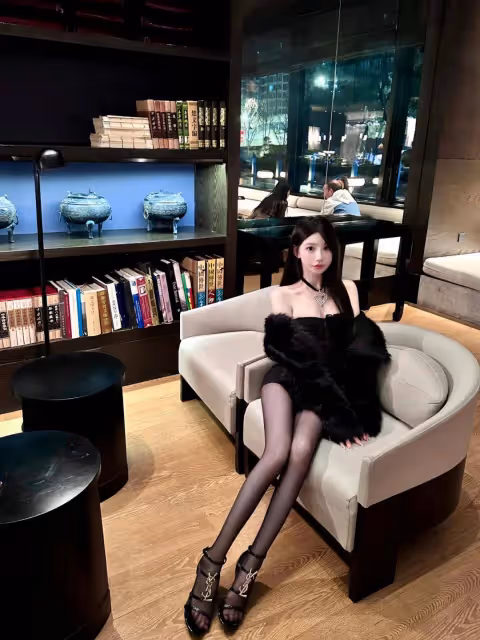 抹胸小黑裙+黑絲+高跟鞋,這樣的搭配真的太有味道了!