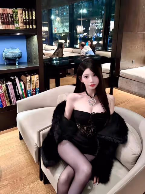 抹胸小黑裙+黑絲+高跟鞋,這樣的搭配真的太有味道了!
