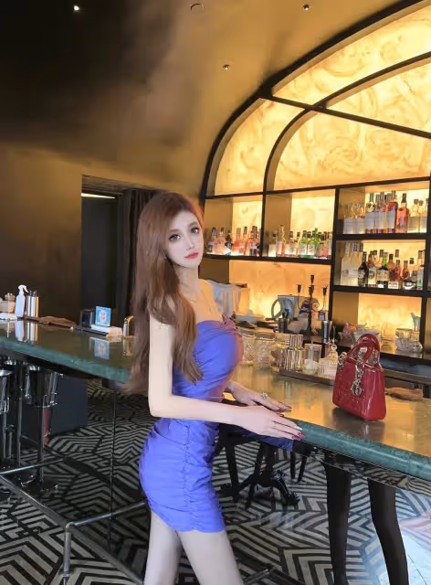 紫色連衣裙搭配黑絲高跟,御姐風韻你敢挑戰嗎?
