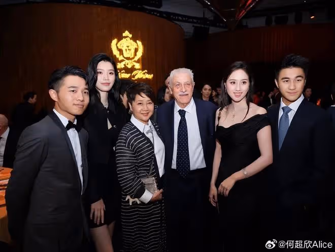 何超蓮曬活動照,何超瓊何猷君等家人罕見出鏡,賭王家全是高顏值