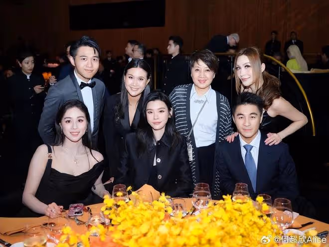 何超蓮曬活動照,何超瓊何猷君等家人罕見出鏡,賭王家全是高顏值