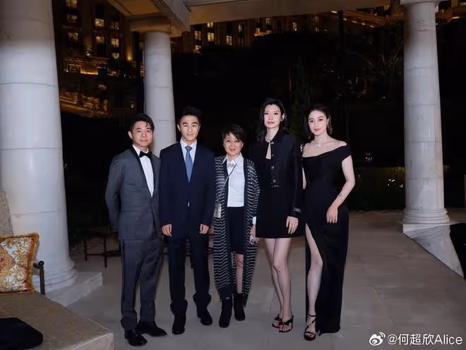 何超蓮曬活動照,何超瓊何猷君等家人罕見出鏡,賭王家全是高顏值