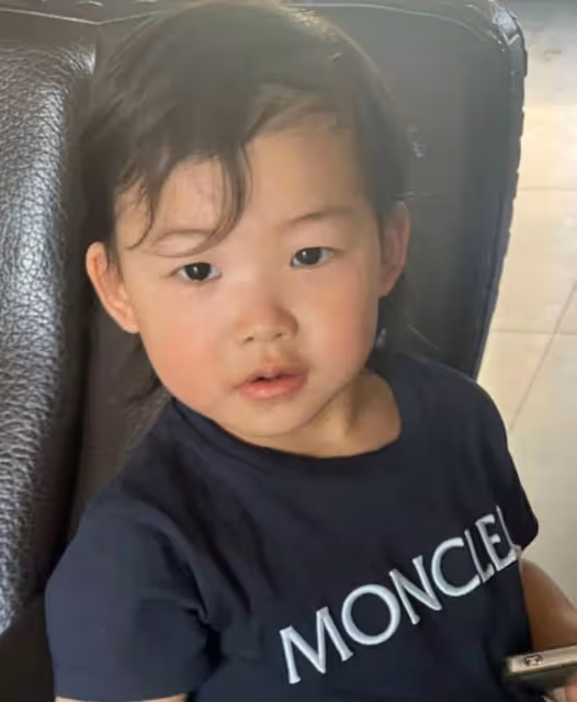 笑不活了!朱珠老公曬女兒萌照,打趣2歲珠寶撞臉歌手林子祥