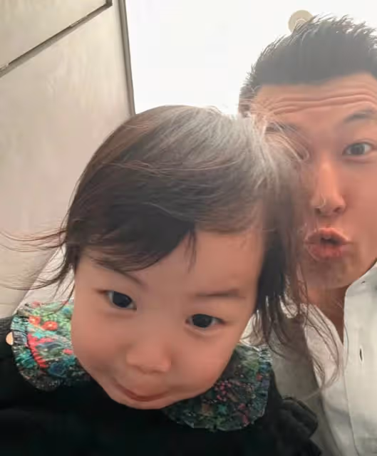 笑不活了！朱珠老公曬女兒萌照，打趣2歲珠寶撞臉歌手林子祥