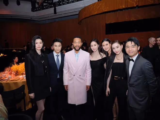 何超蓮何超瓊又同框啦,姐妹相差29歲,何超瓊越看越年輕
