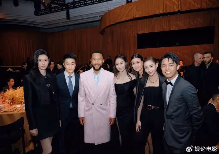 難得聚會,賭王家族成員愉快合影,何超蓮不避嫌曬與霍啟山美照