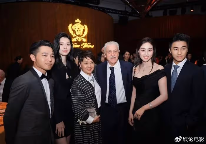 難得聚會,賭王家族成員愉快合影,何超蓮不避嫌曬與霍啟山美照