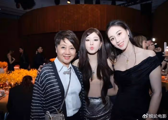難得聚會,賭王家族成員愉快合影,何超蓮不避嫌曬與霍啟山美照