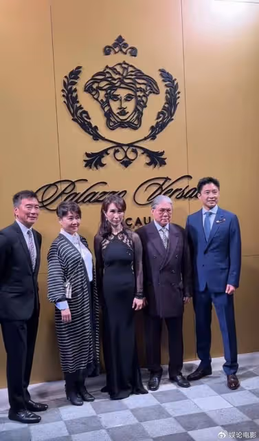 難得聚會,賭王家族成員愉快合影,何超蓮不避嫌曬與霍啟山美照