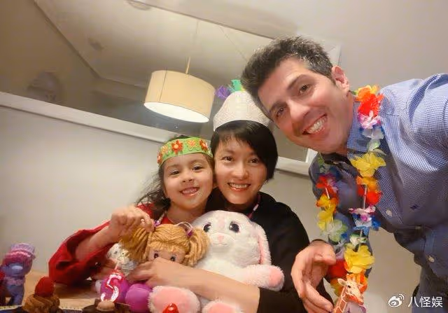 梁詠琪一家三口幸福慶生，9歲混血女兒長變樣，齙牙太影響顏值