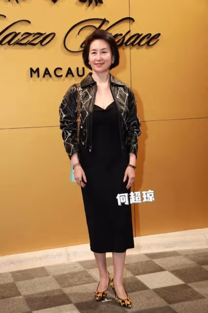賭王家族合影顯大格局,何超蓮霍啟山不避嫌,竇驍缺席原因曝光