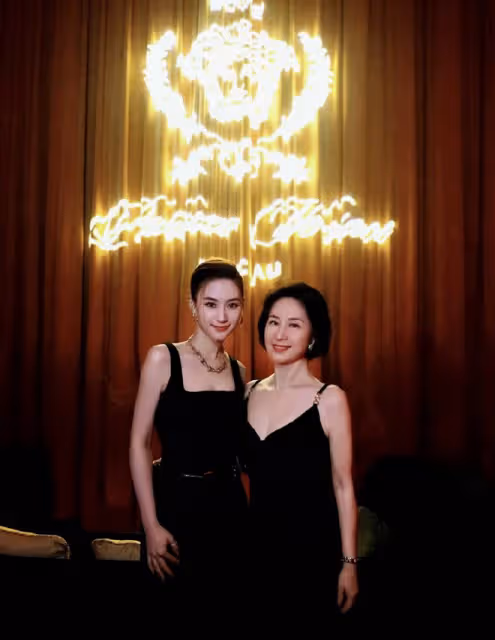 賭王家族合影顯大格局，何超蓮霍啟山不避嫌，竇驍缺席原因曝光
