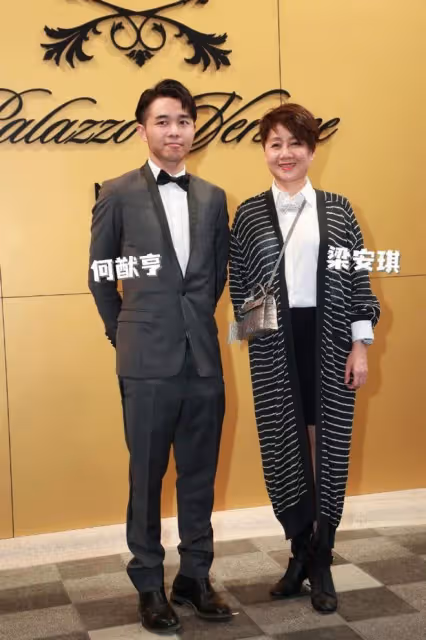 賭王家族合影顯大格局，何超蓮霍啟山不避嫌，竇驍缺席原因曝光