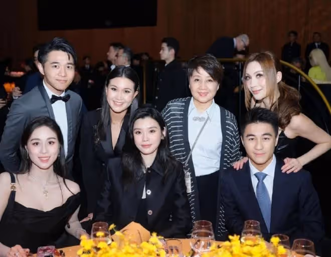 賭王家族合影顯大格局，何超蓮霍啟山不避嫌，竇驍缺席原因曝光