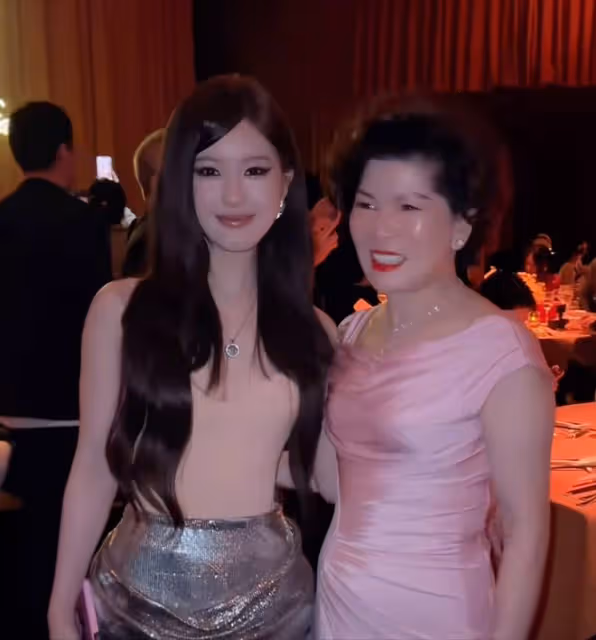 賭王家族合影顯大格局,何超蓮霍啟山不避嫌,竇驍缺席原因曝光