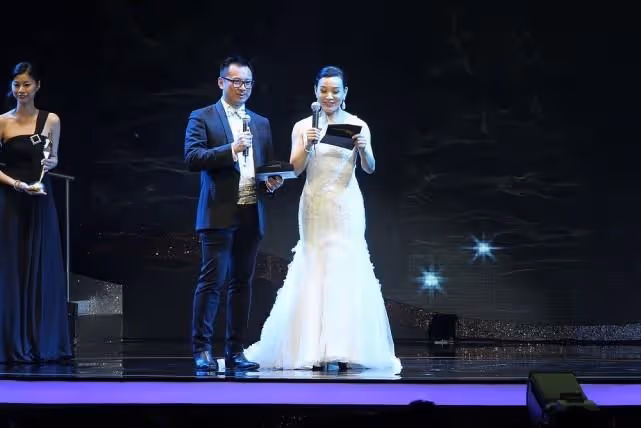 陳沖的比例也太好了吧,尤其是側身的時候,這麼翹的曲線,真美