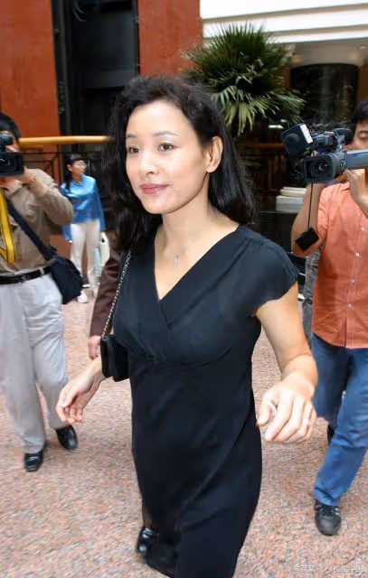 陳沖的比例也太好了吧,尤其是側身的時候,這麼翹的曲線,真美