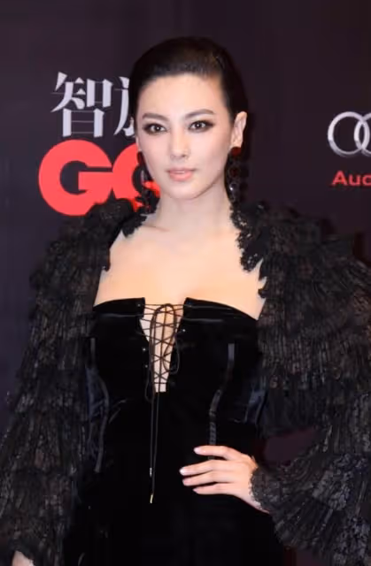 張雨綺的煙燻妝雖然美艷,但這身裙子,更加是賺足了目光