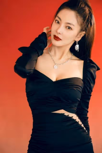 張雨綺的煙燻妝雖然美艷,但這身裙子,更加是賺足了目光