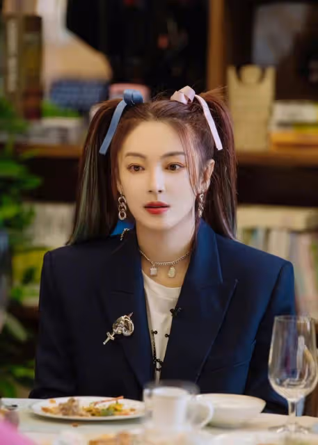 張雨綺的煙燻妝雖然美艷,但這身裙子,更加是賺足了目光