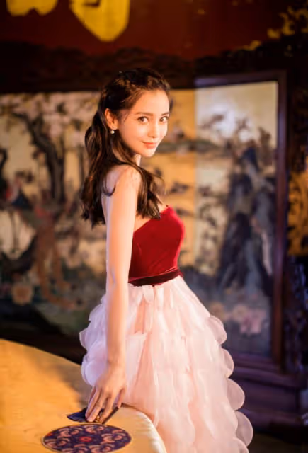 Baby這麼穿衣服也太搶鏡,蕾絲搭配太清涼,就是感覺有點低俗