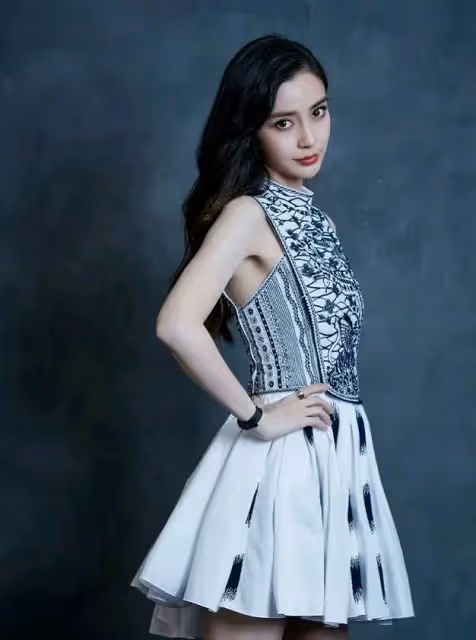 Baby這麼穿衣服也太搶鏡,蕾絲搭配太清涼,就是感覺有點低俗