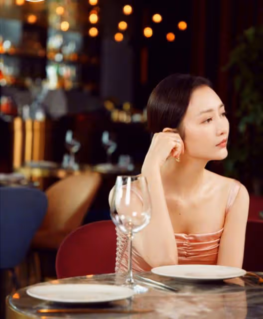 王鷗的造型真有白月光的感覺,鮮紅的嘴唇更撩人,感覺很有女人味