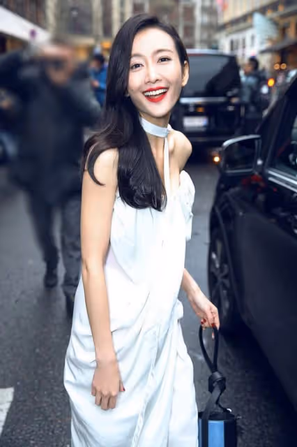 王鷗的造型真有白月光的感覺,鮮紅的嘴唇更撩人,感覺很有女人味