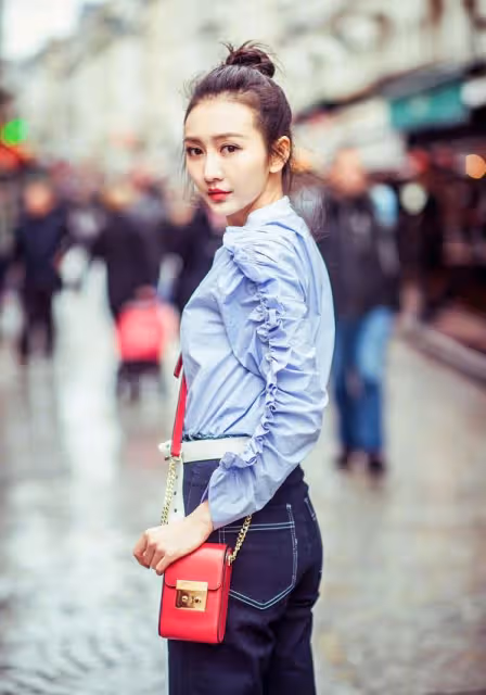 王鷗的造型真有白月光的感覺,鮮紅的嘴唇更撩人,感覺很有女人味