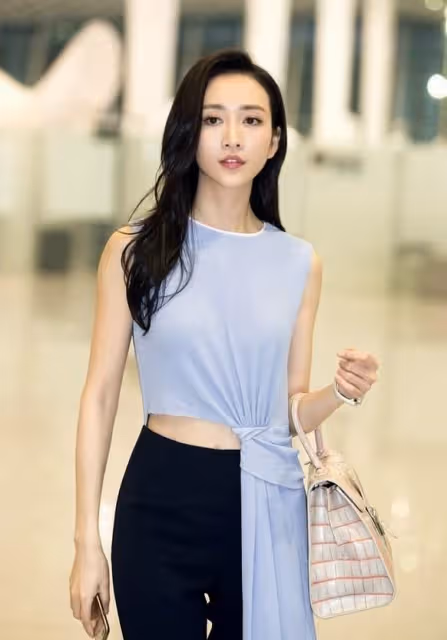 王鷗的造型真有白月光的感覺,鮮紅的嘴唇更撩人,感覺很有女人味