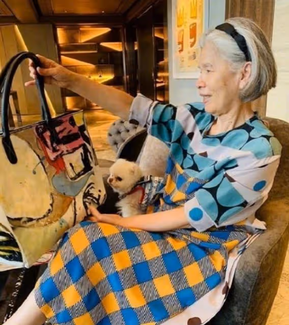 昆凌的婆婆才是真的潮,時尚感不輸當紅女團,這造型一般人難駕馭