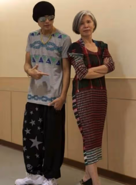 昆凌的婆婆才是真的潮,時尚感不輸當紅女團,這造型一般人難駕馭
