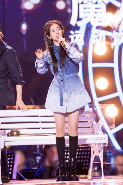 謝娜平時看著像個小女孩,隨性造型很低調,感覺一點都不顯老