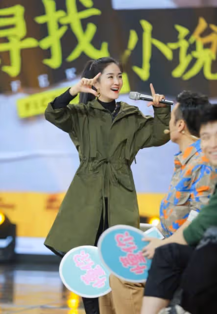謝娜平時看著像個小女孩,隨性造型很低調,感覺一點都不顯老