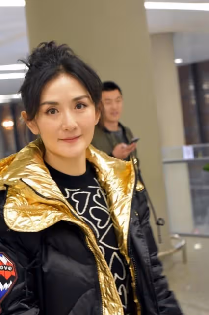 謝娜平時看著像個小女孩,隨性造型很低調,感覺一點都不顯老