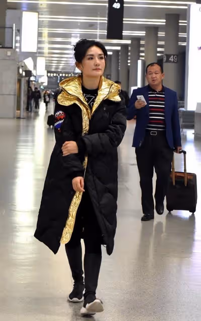 謝娜平時看著像個小女孩,隨性造型很低調,感覺一點都不顯老