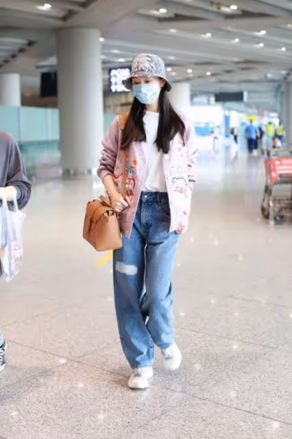 宋軼雖然長相甜美,但是衣品讓人不敢恭維,一身少女裝太像小孩了