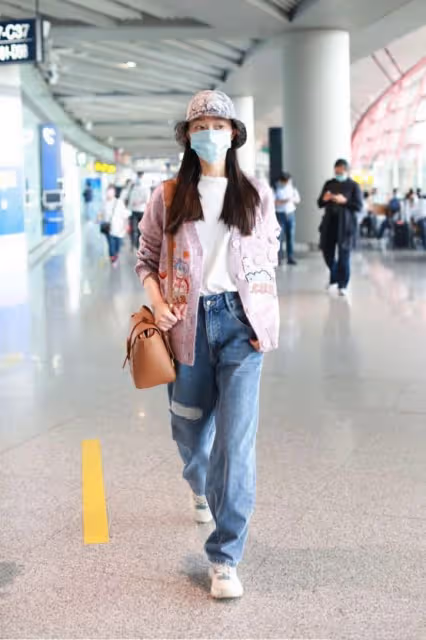 宋軼雖然長相甜美,但是衣品讓人不敢恭維,一身少女裝太像小孩了